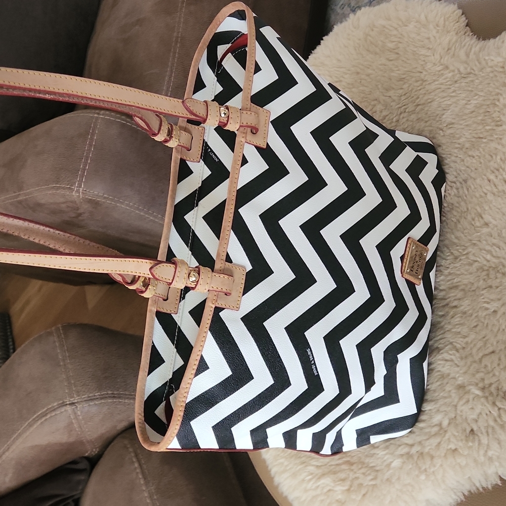 Super Sexy Dooney & Bourke Black & White Zig-Zag Large Tote 🤍🖤 - Picture 13 of 16